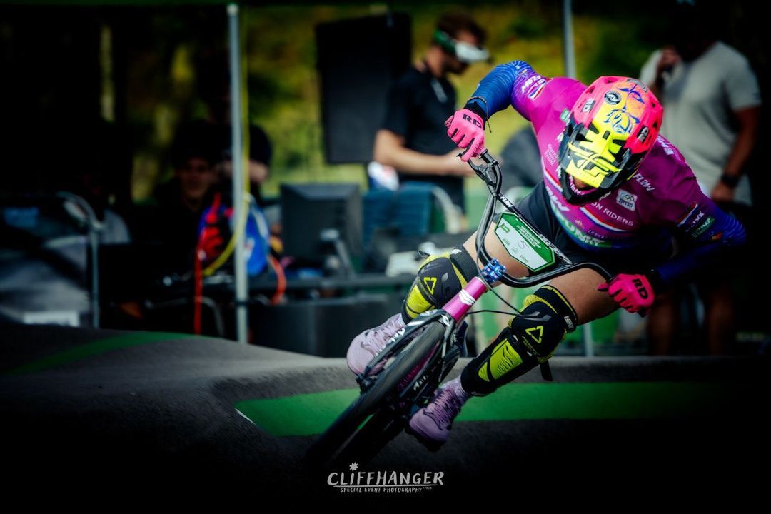 BMX rider in de bocht